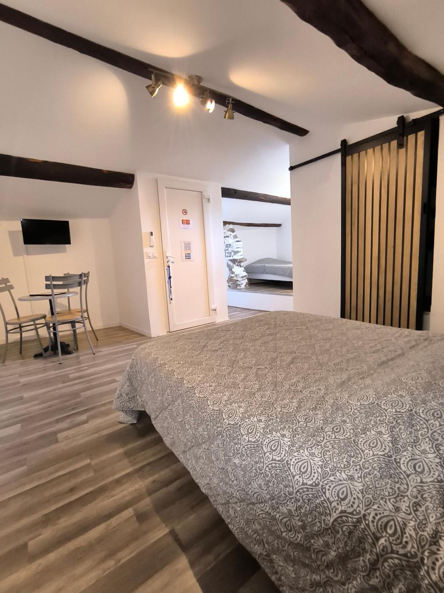 Houlala - Relais D'Etape - Chambres D'Hotes Pont-Eveque Bagian luar foto